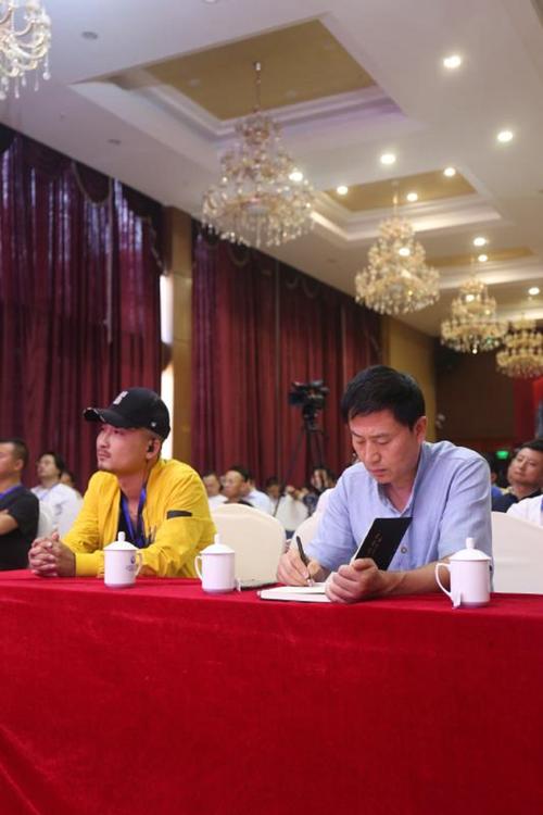 蒙古族,中国大庆人,音乐创作人,草原民谣音乐倡议者,职业企业经纪人